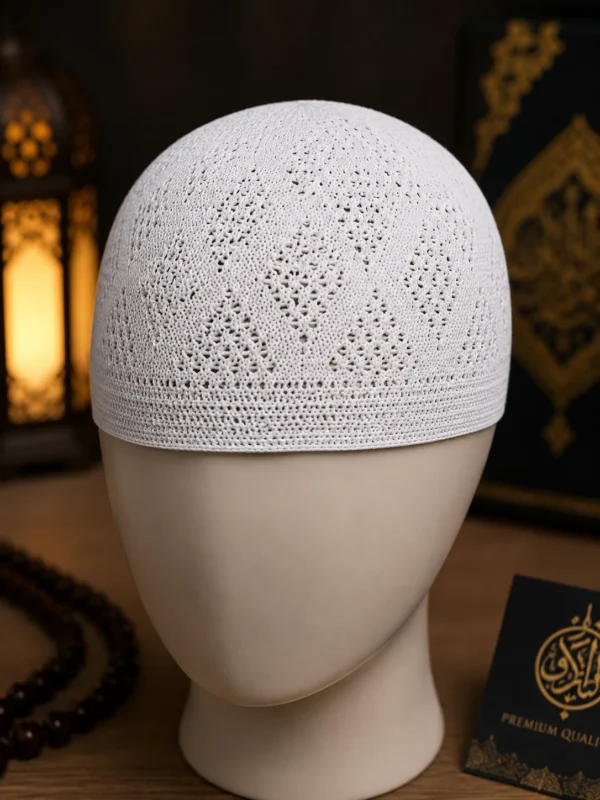 طاقية بيضاء